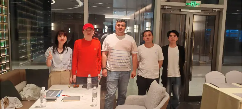 Liesak negozioak eztabaidatzen ditu Asia Erdialdeko bezero batekin